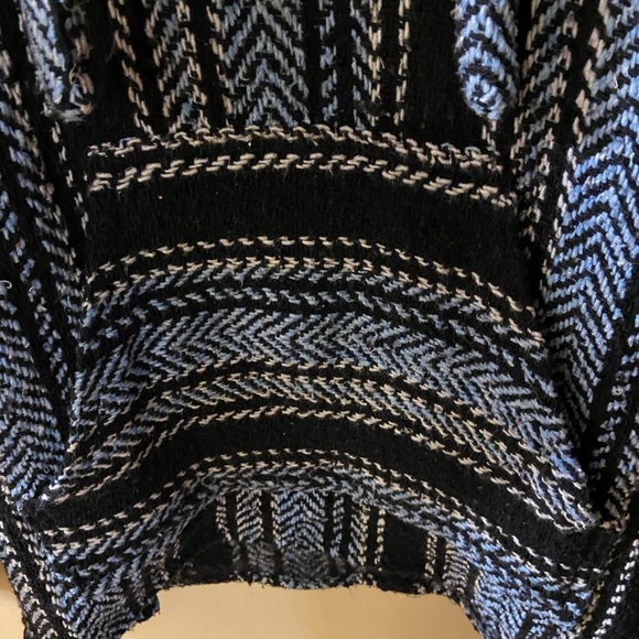 Oland Mexican blue & black sweater with hood size small - Picture 5 of 6